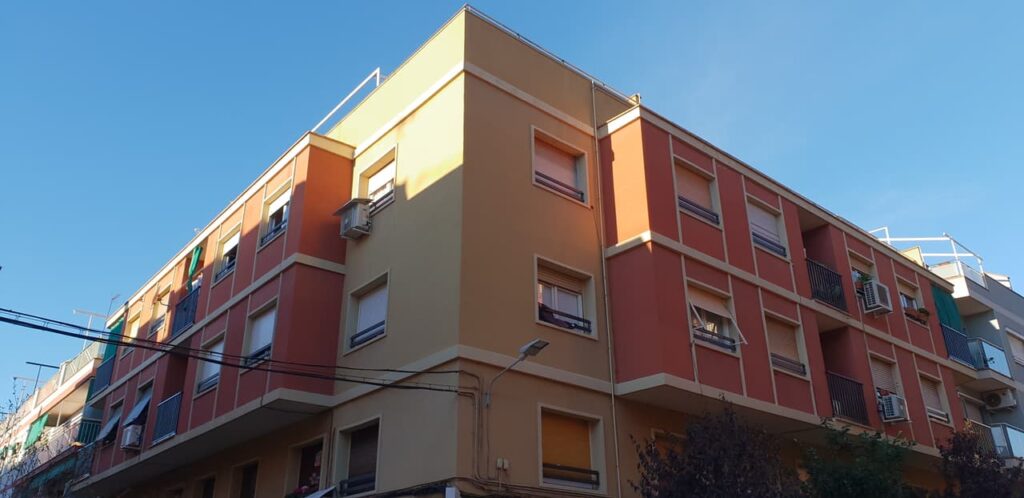 Adquisició a hereus d'un habitatge okupat. Desallotjament, neteja i comercialització.